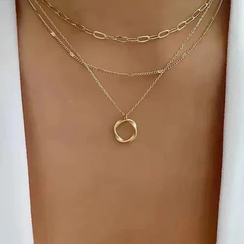 Carmen - Vintage necklace with gold chain and pendant