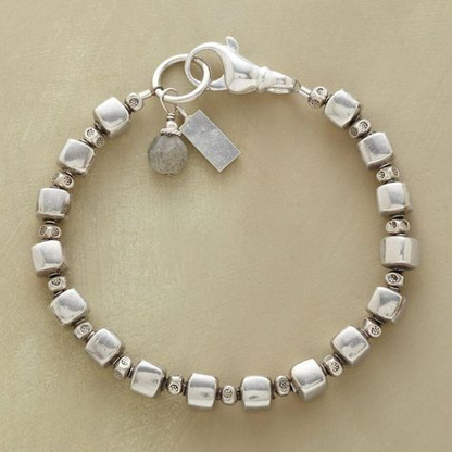 Vintage-Armband mit silbernen Würfelperlen