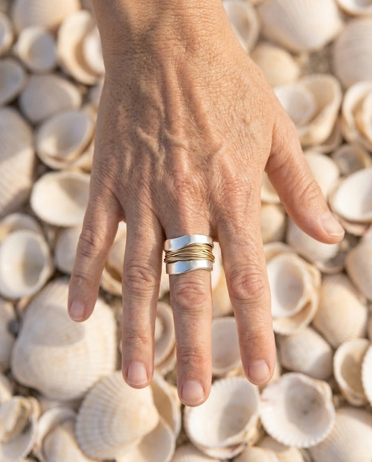 Model wearing Silver ring with golden threads