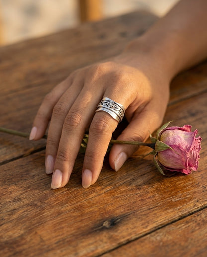 Model wearing Vintage Silver Flower Ring
